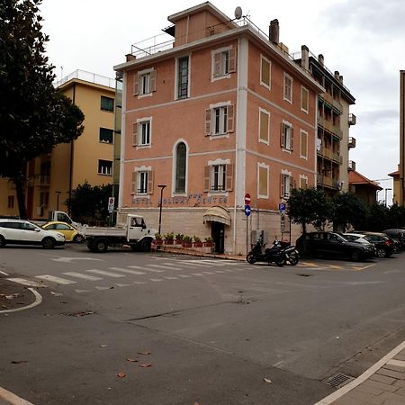 Piccolo Hotel Holiday Center Finale Ligure Dış mekan fotoğraf