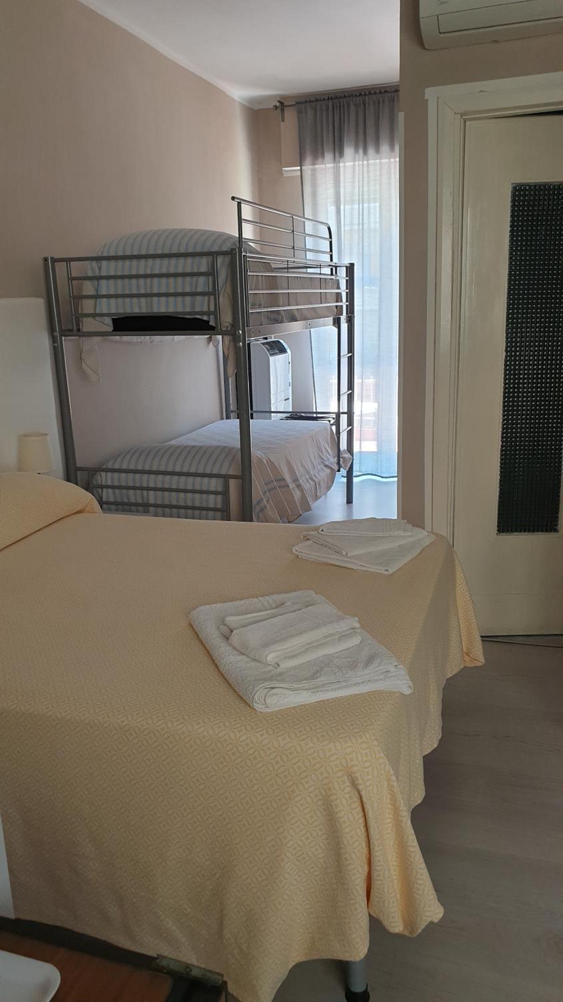 Piccolo Hotel Holiday Center Finale Ligure Dış mekan fotoğraf